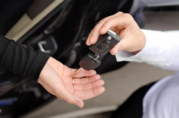 Femme remettant un ensemble de clés de voiture — Photo