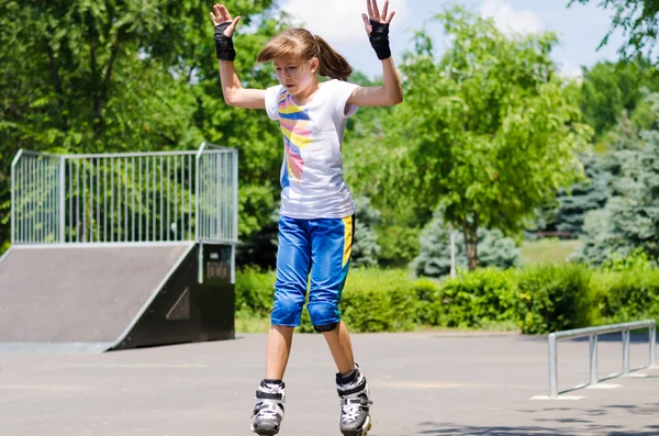 Joven adolescente en un parque de skate — Foto de Stock