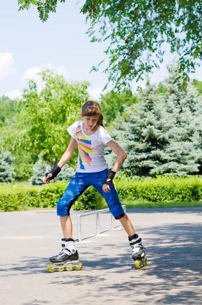 Chica joven practicando en un parque de skate — Foto de Stock