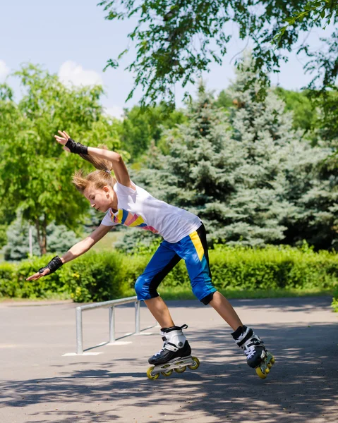 Tonårsflicka rullager blading i en skateboardpark — Stockfoto