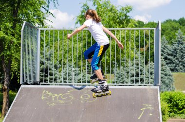 Genç teeange kız bir rampa skate Park