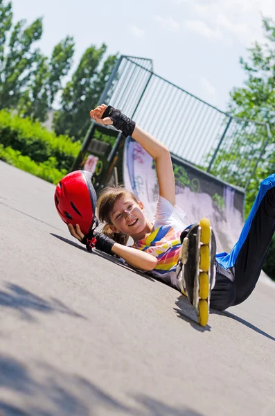 Teenage rollerblader nemen een daling van de — Stockfoto