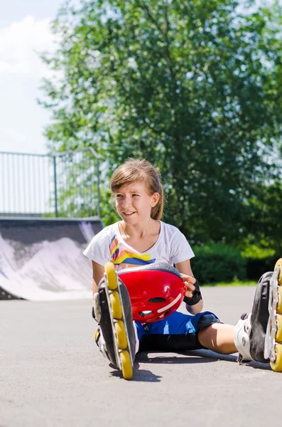 Mladí roller skater těší její letní prázdniny — Stock fotografie