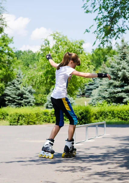 Ung flicka skridskor på rullskridskor — Stockfoto