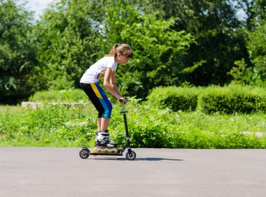 genç kız bir scooter üzerinde eğleniyor
