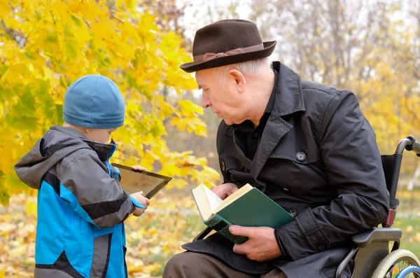 Generationenlücke zwischen Enkelkind und Großvater — Stockfoto