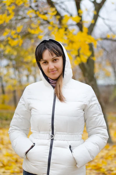 Aantrekkelijke vrouw in herfst mode — Stockfoto