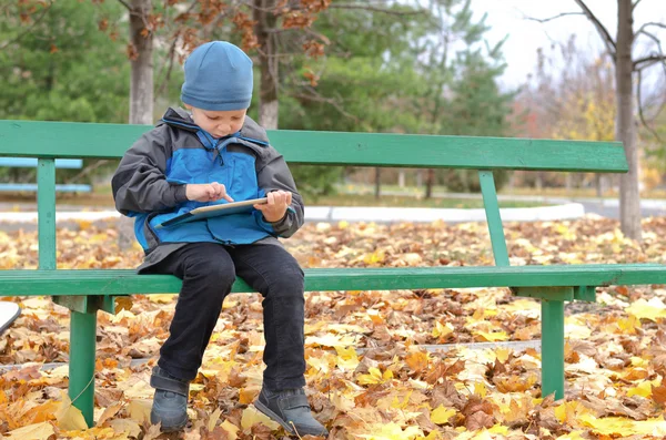 Petit garçon mignon surfant sur sa tablette — Photo