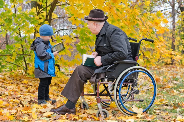 Jeune garçon avec son grand-père handicapé — Photo