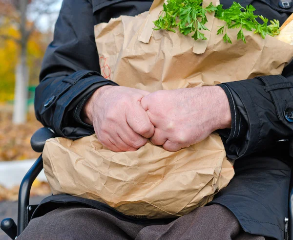 Hombre discapacitado haciendo sus compras de comestibles — Foto de Stock