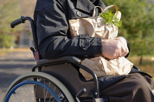 Clouse up handicapped man doing his grocery shopping — Stock Photo, Image