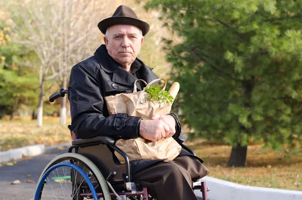 彼の食料品の買い物をしている障害者の男 — ストック写真