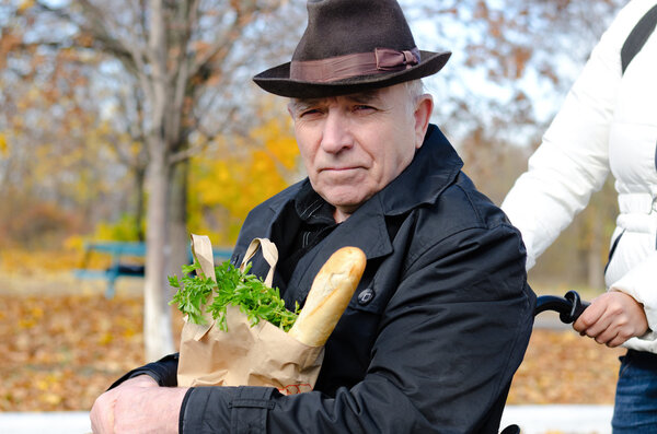 Пожилой человек в инвалидной коляске продуктовый магазин
