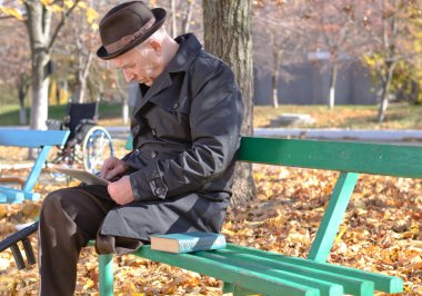 emekli bir sonbahar Park adam devre dışı.