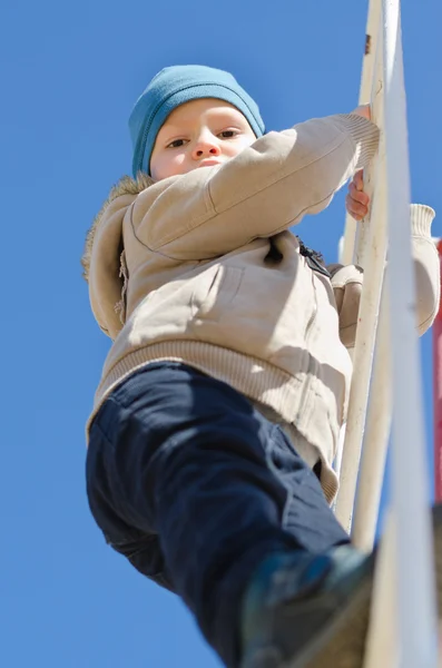 Nettes aktives Kind klettert im Park eine Leiter hoch — Stockfoto