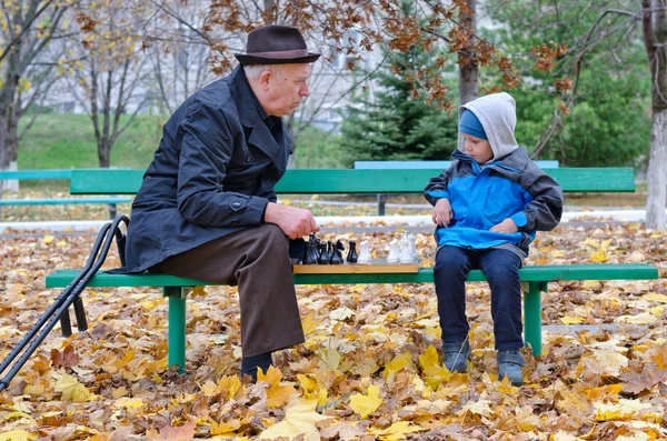 Dedesi onun küçük oğlu ile satranç oynarken — Stok fotoğraf