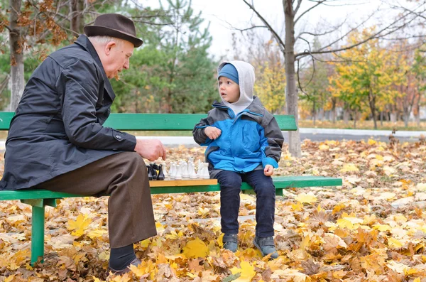 Abuelo jugando ajedrez con su pequeño — Foto de Stock