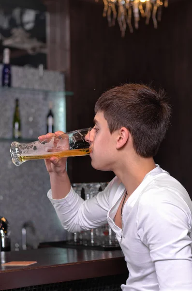 Человек концентрируется на выпивке пива. — стоковое фото