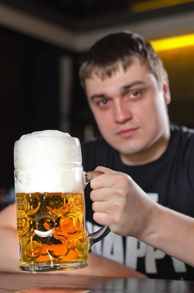 Ein sehr großer Liter Bier — Stockfoto