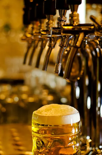 Tankard de cerveja com uma cabeça espumosa — Fotografia de Stock