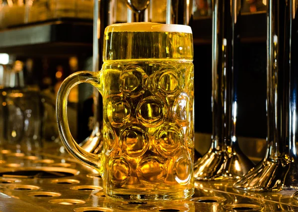 Großer Glasbehälter mit gezapftem Bier — Stockfoto