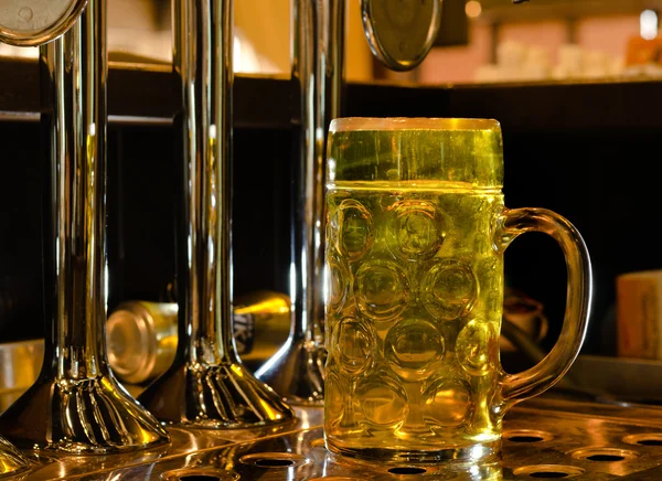 Großer Glasbehälter mit gezapftem Bier — Stockfoto
