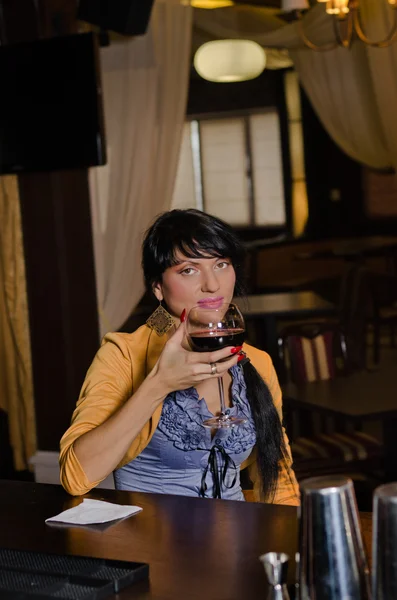 Mujer bebiendo sola en el bar — Foto de Stock