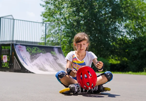 Jovem patinadora adolescente com seu capacete — Fotografia de Stock