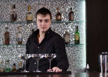 Üç bardak barmen tarafından çubuğunda hizalı