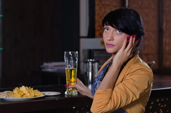 Young woman listening to a call on her mobile — Stock Photo, Image