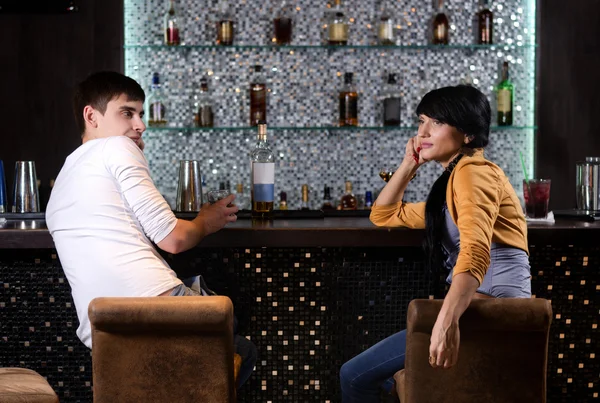 Joven hombre y mujer charlando en el bar — Foto de Stock