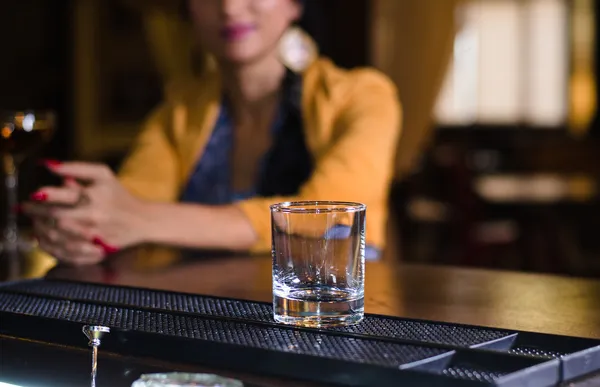 Prázdné sklenice na bar pult — Stock fotografie