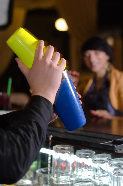 Barman mélange des cocktails dans un bar — Photo