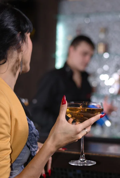 Элегантная женщина пьет коктейль мартини — стоковое фото