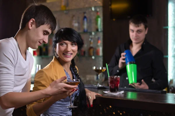 Skrattande par dricka på en pub-räknare — Stockfoto
