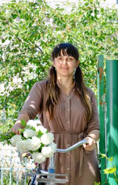 Bahar çiçeği toplama dışarı gülümseyen kadın