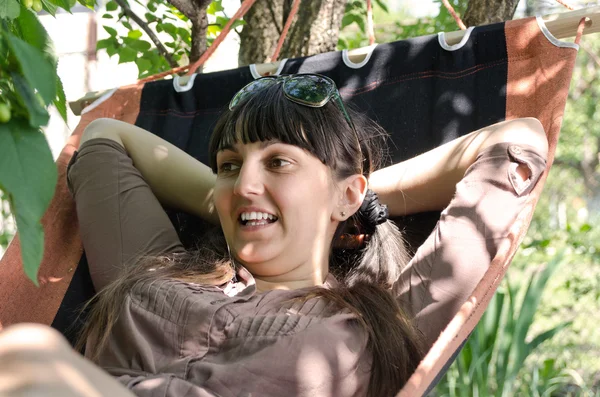 Atrakcyjna kobieta relaks na hamaku — Zdjęcie stockowe