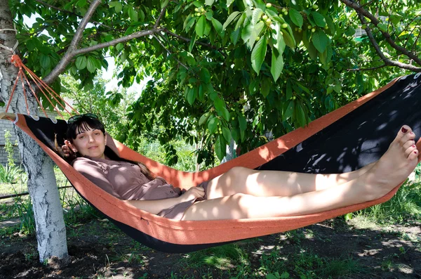 Attraktive Frau entspannt sich in einer Hängematte — Stockfoto