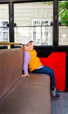 küçük çocuk tek başına oturan bir otobüste