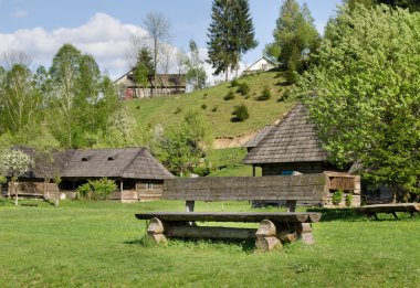 bir dağ yamacında rustik ahşap kabin
