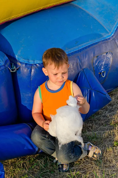 Menino pequeno comendo uma porção de fio dental de doces — Fotografia de Stock