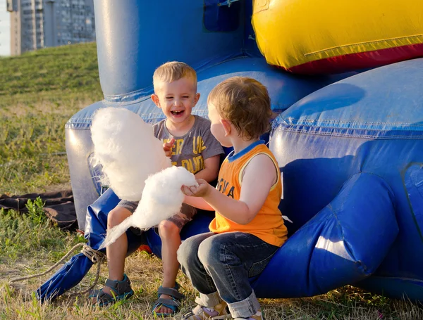 Twee kleine jongens snoep eten floss — Stockfoto