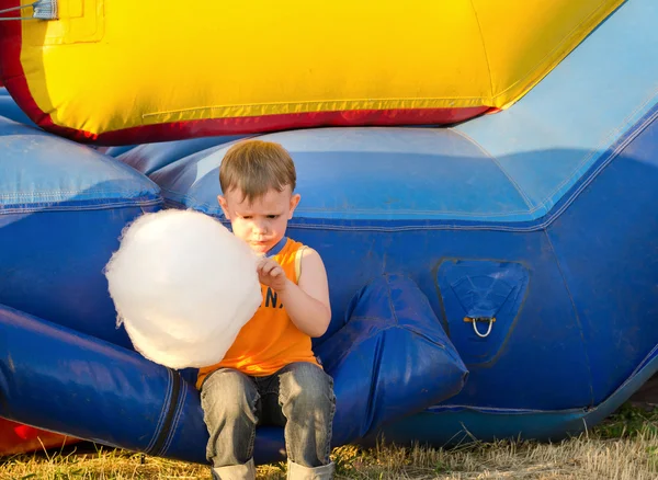 Cute small boy enjoying a stick of candy floss — Stock Photo, Image