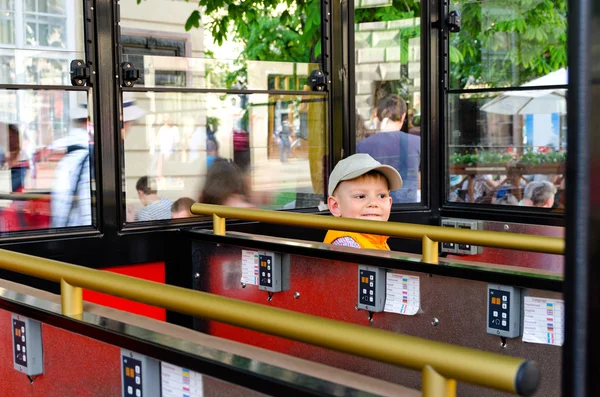 Μικρό αγόρι σε ένα τραμ στα αξιοθέατα ή πούλμαν — Stock fotografie