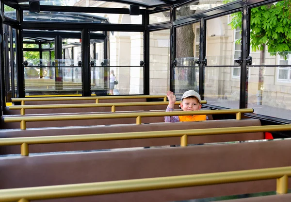 Kleine jongen zitten in een tram of bus — Stockfoto