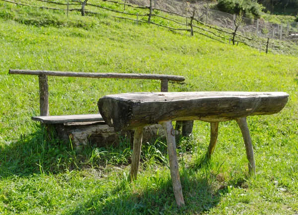 Mesa de madeira rústica e banco — Fotografia de Stock