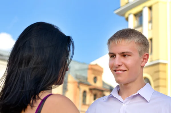 Attrayant blonde homme souriant à sa petite amie — Photo