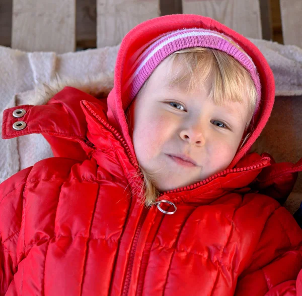 Menina loira bonito criança na jaqueta vermelha — Fotografia de Stock