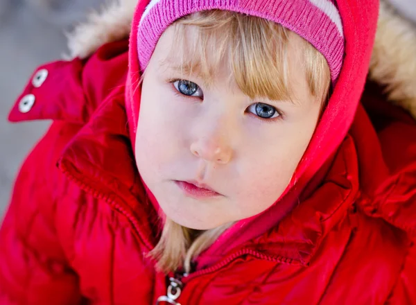 Menina loira bonito em uma jaqueta vermelha — Fotografia de Stock