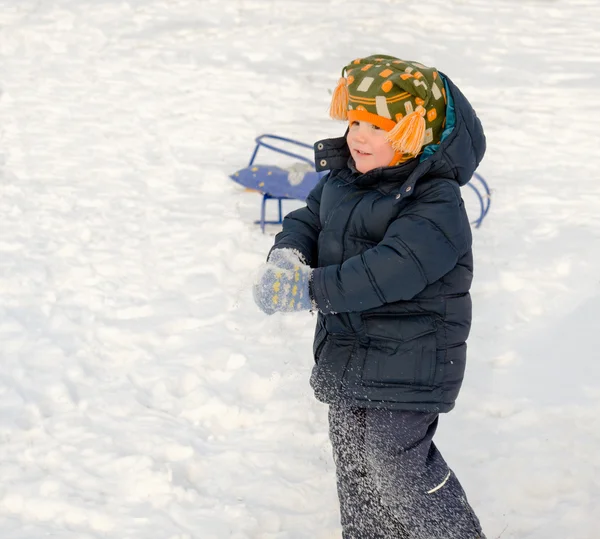 Petit garçon jouant dans la neige — Photo